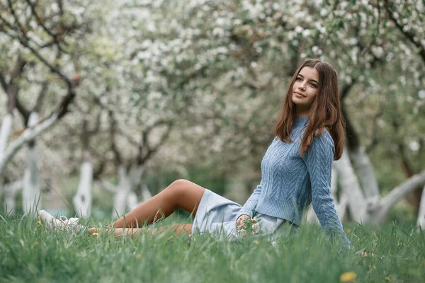 Mädchen Blühenden Garten Blauer Jacke — Stockfoto