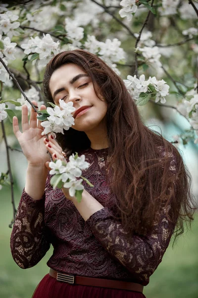 Ein Mädchen Einem Blühenden Garten Einem Kastanienbraunen Kleid — Stockfoto