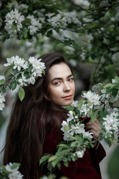 Ein Mädchen Einem Blühenden Garten Kastanienbraunen Mantel — Stockfoto