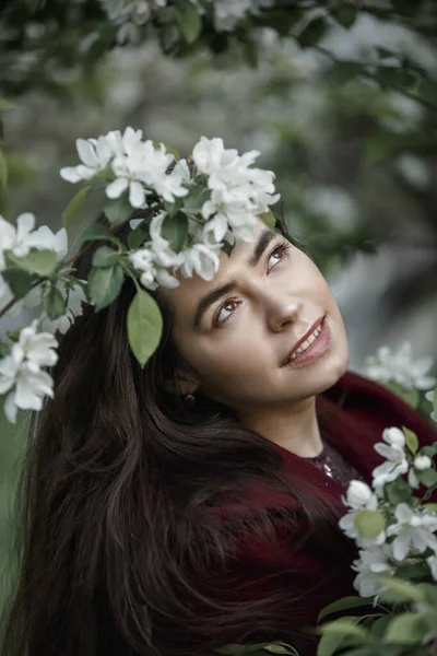 Ein Mädchen Einem Blühenden Garten Kastanienbraunen Mantel — Stockfoto