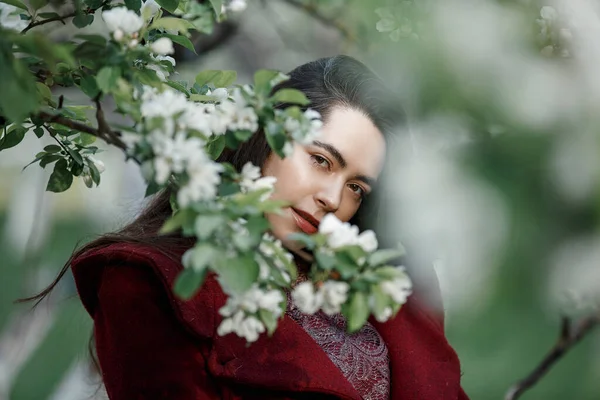 Ein Mädchen Einem Blühenden Garten Kastanienbraunen Mantel — Stockfoto