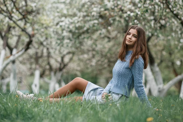 Дівчина Квітучому Саду Синій Куртці Ліцензійні Стокові Фото