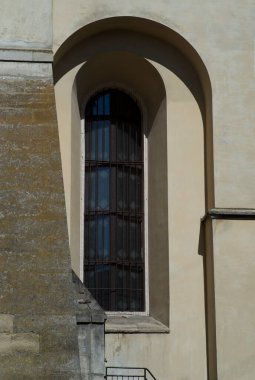 Eski bir taş kilisenin kavis penceresi