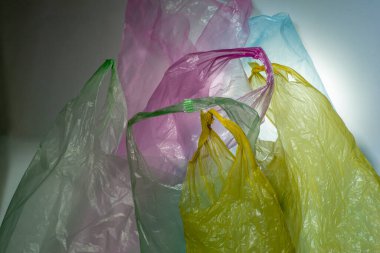 Farklı renklerde plastik torbalar