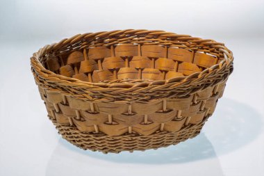 Boş hasır sepet el yapımı ürünler izole edildi