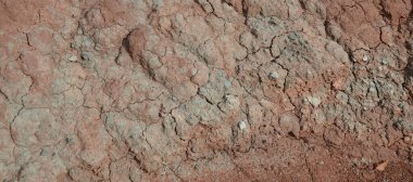 Yağmur suyundan sonra çizgileri olan kırmızı toprak