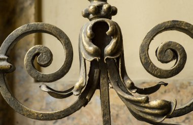 Eski ve modern dekoratif metal elementler çitler, kapılar, pencere pervazları