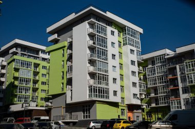 Büyük bir şehirde modern boyanmış yeni binalar.