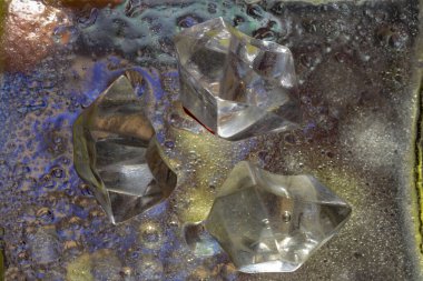 Sudaki renkli lekeler. Kapatın.