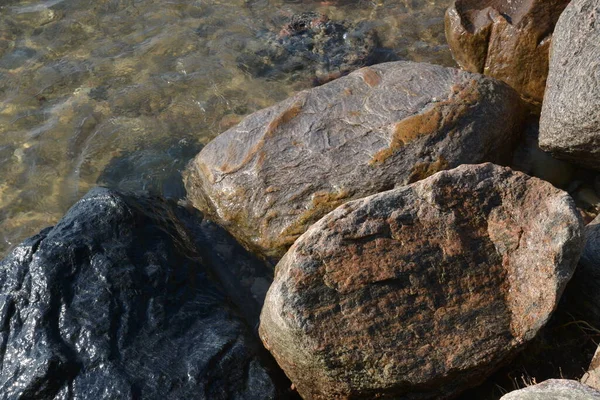 Margem Lago Textura Pedra Coberta Musgo — Fotografia de Stock