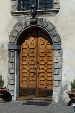 Taşın dokusu eski bir kilisenin ön kapısını çerçeveliyor.