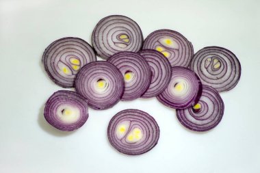 Beyaz arka planda dilimlenmiş kırmızı soğan. Üst görünüm.