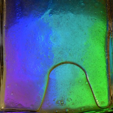 Sudaki renkli lekeler. Kapatın.