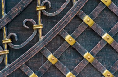 Eski ve modern dekoratif metal elementler çitler, kapılar, pencere pervazları