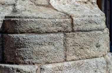 Arkadaki taşlardan eski duvarın dokusu.