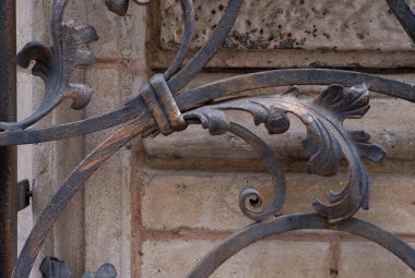 Eski ve modern dekoratif metal elementler çitler, kapılar, pencere pervazları