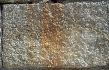 Arkadaki taşlardan eski duvarın dokusu.