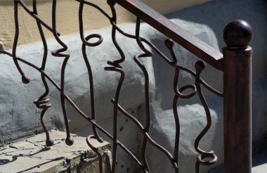 Eski ve modern dekoratif metal elementler çitler, kapılar, pencere pervazları