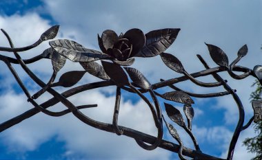 Eski ve modern dekoratif metal elementler çitler, kapılar, pencere pervazları