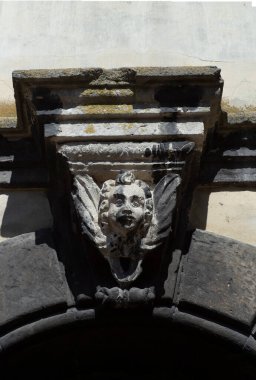 Eski binanın taşındaki dekoratif süs.