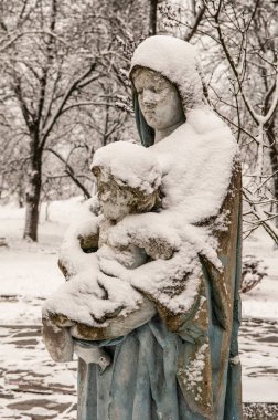 Ukrayna. Aziz Meryem heykelinin kış manzarası. Bebek İsa 'nın ellerinde.