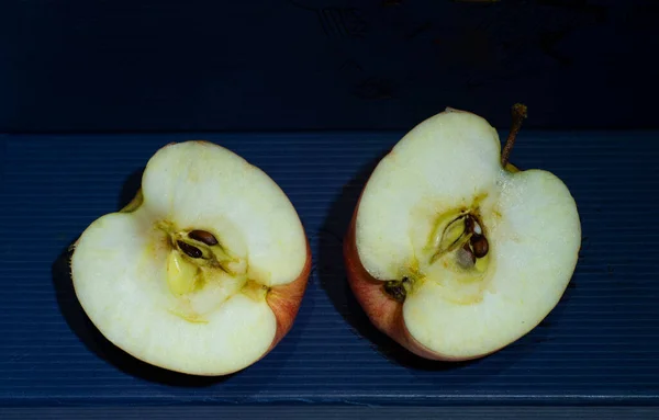 Einige Rote Äpfel Auf Blauem Hintergrund — Stockfoto