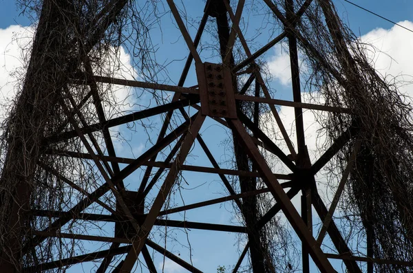 Πύργος Υψηλής Τάσης Ενάντια Στον Γαλάζιο Ουρανό — Φωτογραφία Αρχείου