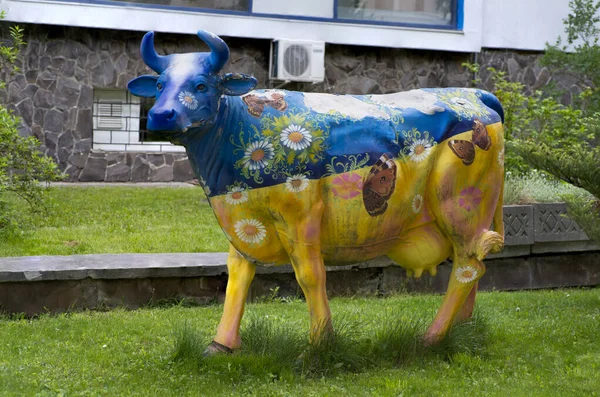 Een Standbeeld Van Een Koe Geschilderd Met Bloemen Ornamenten Milieuconcept — Stockfoto