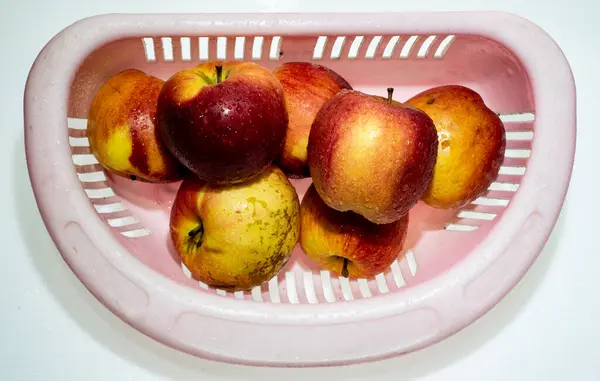 Reife Saftige Äpfel Mit Wassertropfen Nach Dem Waschen Isoliert Auf — Stockfoto