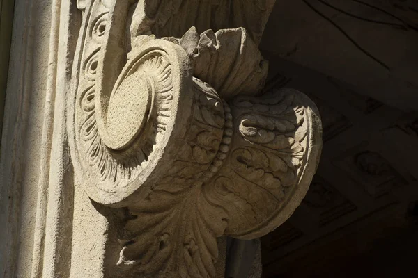 Ornamento Decorativo Sulla Pietra Del Vecchio Edificio — Foto Stock