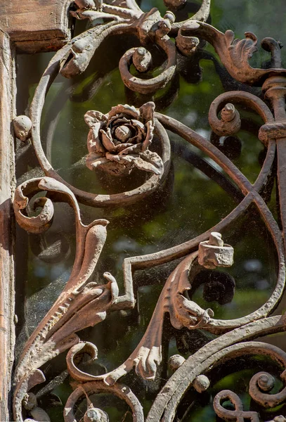 Alte Und Moderne Dekorative Geschmiedete Metallelemente Von Zäunen Toren Fenstergittern — Stockfoto