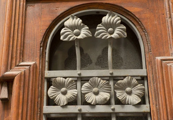 Alte Und Moderne Dekorative Geschmiedete Metallelemente Von Zäunen Toren Fenstergittern — Stockfoto