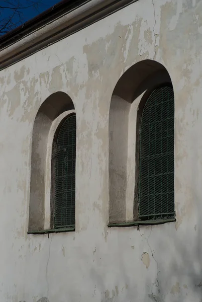 Parede Tijolo Velho Com Duas Janelas Arco Com Barras Ferro — Fotografia de Stock