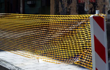 Yoldaki trafiği düzenlemek için geçici çit