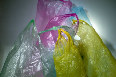 Farklı renklerde plastik torbalar. Ekolojik kavram.