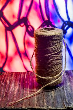 Doğal halat, eski siyah ahşap arka planda kenevir ipi.