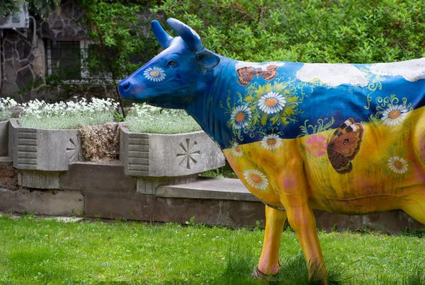 Een Standbeeld Van Een Koe Geschilderd Met Bloemen Ornamenten Milieuconcept — Stockfoto