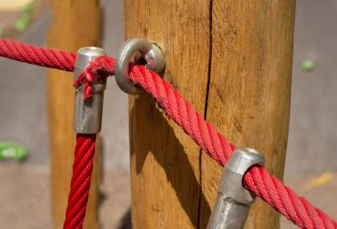 Ahşap bir çitte kırmızı ip