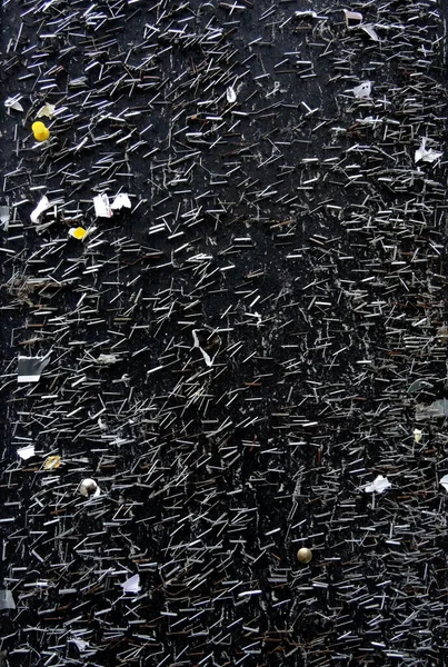 Een Blanco Zwart Prikbord Met Stalen Nietjes — Stockfoto