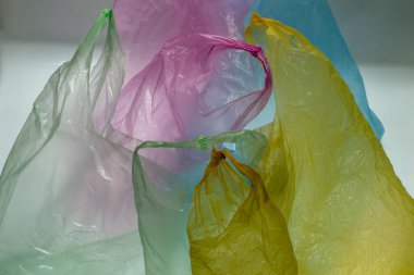 Farklı renklerde plastik torbalar. Ekolojik kavram.