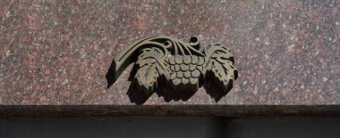 Eski ve modern dekoratif metal elementler çitler, kapılar, pencere pervazları