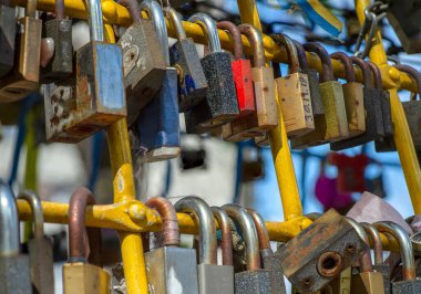 Bir sürü kilit, farklı renkler ve boyutlarda. Ukrayna 'nın başkenti Lviv' de kapalı kilitlerden oluşan bir duvar.