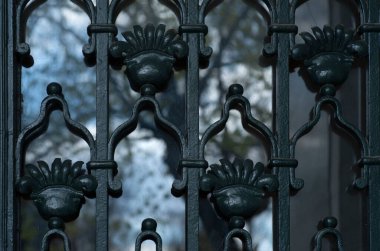 Eski ve modern dekoratif metal elementler çitler, kapılar, pencere pervazları