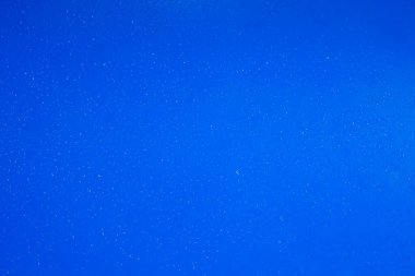 Soyut su arka plan olarak mavi bir plastiğe düşer