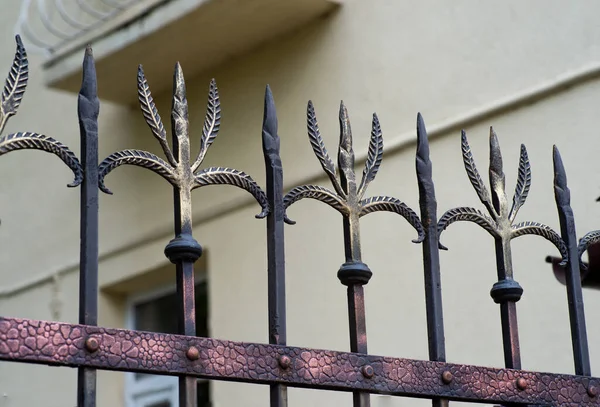 Alte Und Moderne Dekorative Geschmiedete Metallelemente Von Zäunen Toren Fenstergittern — Stockfoto