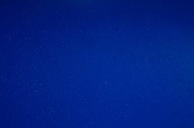 Soyut su arka plan olarak mavi bir plastiğe düşer