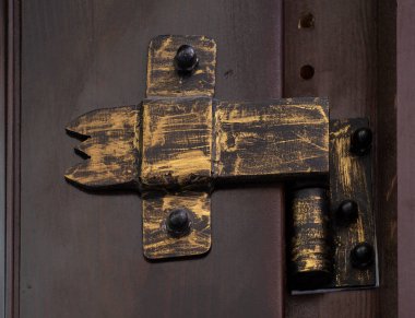 Eski ve modern dekoratif metal elementler çitler, kapılar, pencere pervazları