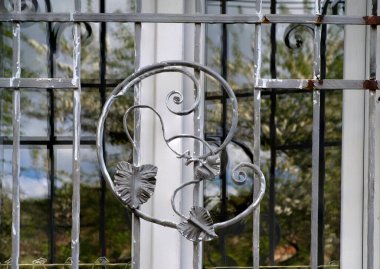 Eski ve modern dekoratif metal elementler çitler, kapılar, pencere pervazları