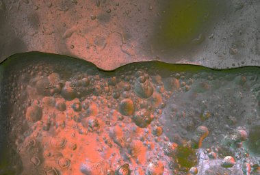 Sudaki renkli lekeler. Kapatın.