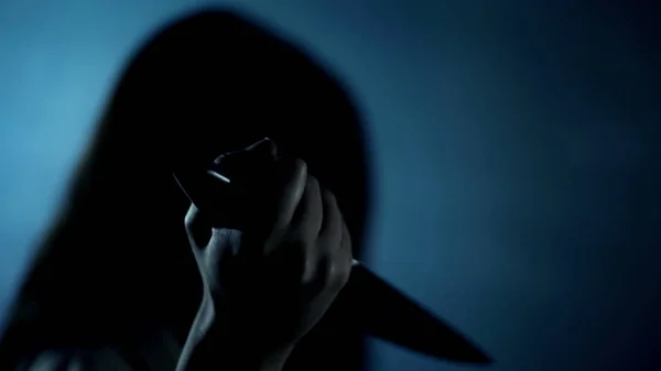 Przerażające Akt Zabójstwa Kobiecej Sylwetce Trzymając Nóż Ofiary Stab — Zdjęcie stockowe